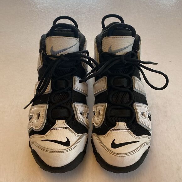 NIKE Kids More Uptempo Black/White Mid Tops Size 3Y - Picture 2 of 6